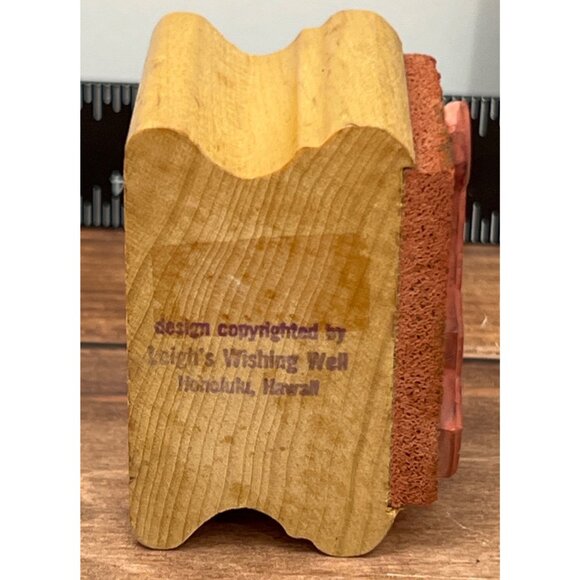 RARE LEIGH'S WISHING WELL HAPPY BIRTHDAY BEAR WOOD MOUNTED RUBBER STAMP HAWAII - Picture 5 of 6